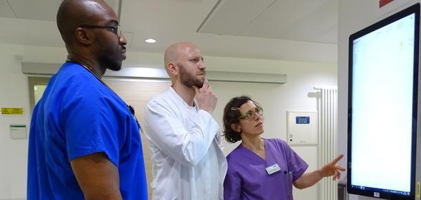 Auf dem "Arrival Board" in der Notaufnahme des Klinikums Crailsheim werden aus dem Rettungswagen übertragene Daten, Bilder und Vitalwerte des Notfallpatienten angezeigt. Auf dem "Arrival Board" in der Notaufnahme des Klinikums Crailsheim werden aus dem Rettungswagen übertragene Daten, Bilder und Vitalwerte des Notfallpatienten angezeigt.