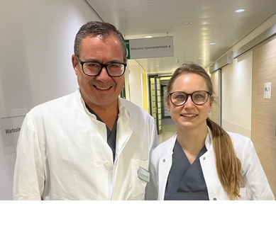 Auf dem Bild Prof. Dr. med. Alexander Bauer mit Stephanie Hempel, die erste Medizinstudentin, die einen Teil ihres Praktischen Jahres im Klinikum Crailsheim absolvierte.