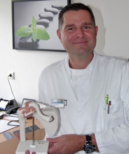 Dr. med. Jens Rossek mit Schulterprothese